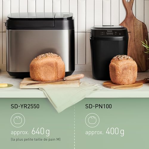 Comparaison officielle Panasonic entre la SD-YR2550 et sa miche de 640 g et la SD-PN100 avec sa miche de 400 g, posées côte à côte sur un plan de travail